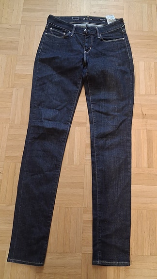 Levis demi curve 26