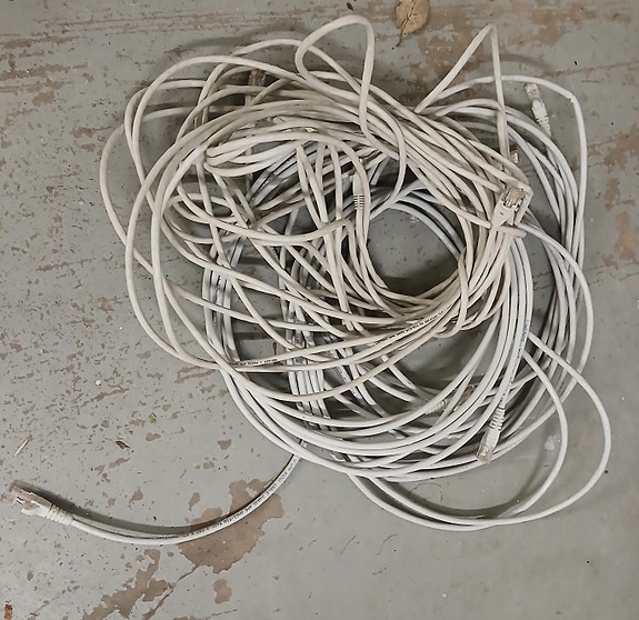 Pitkiä ja lyhyitä RJ45-kaapeleita