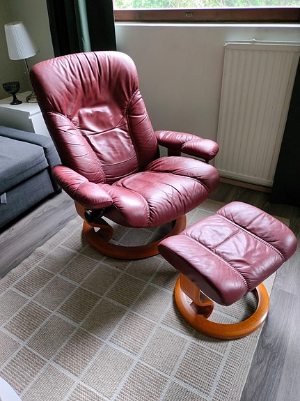 Ekornes Stressless nahkanojatuoli ja rahi viininpunainen