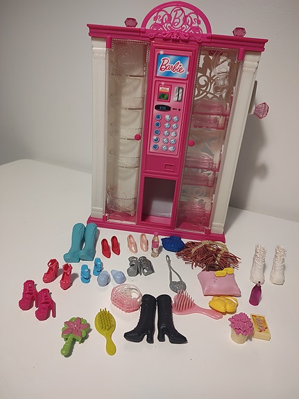 Barbie vaatekaappi ja tarvikkeet
