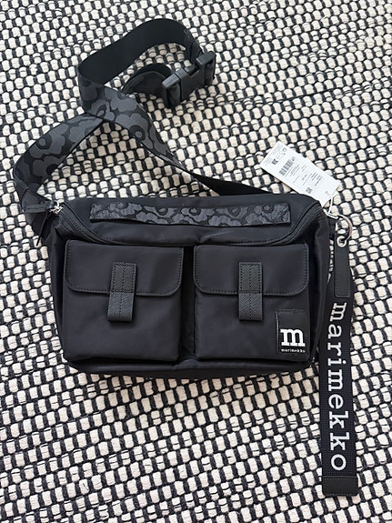 Marimekko musta unikko logo yliolan laukku