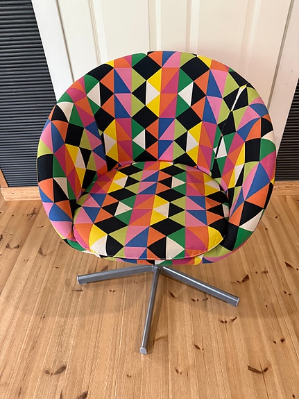 IKEA värikäs pyörivä nojatuoli