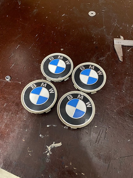 BMW vanteiden keskikupit 68mm