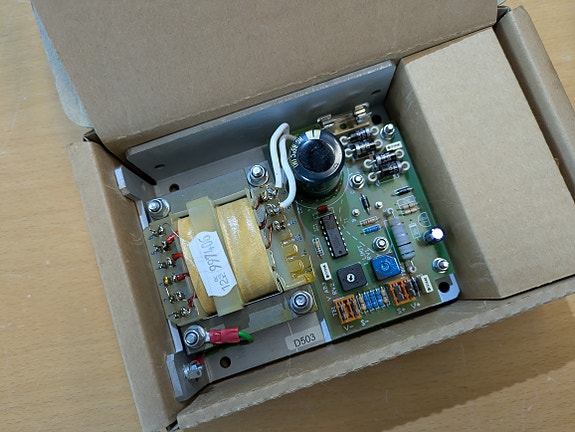 Uusi EMS D503 virtalähde / Linear Power Supply 12–15V 1.7A (NOS)