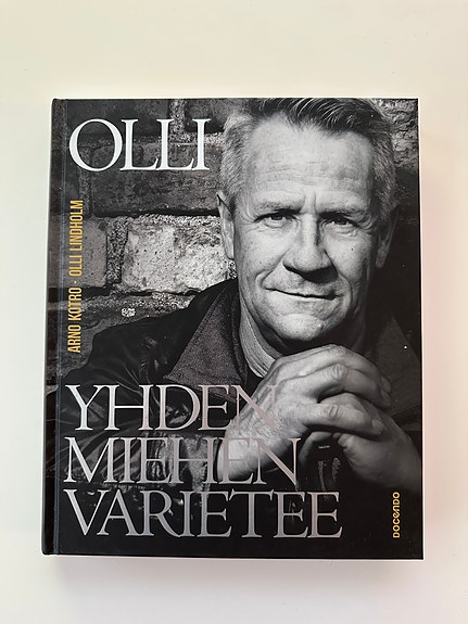 Olli Lindholm – Yhden miehen varietee -kirja