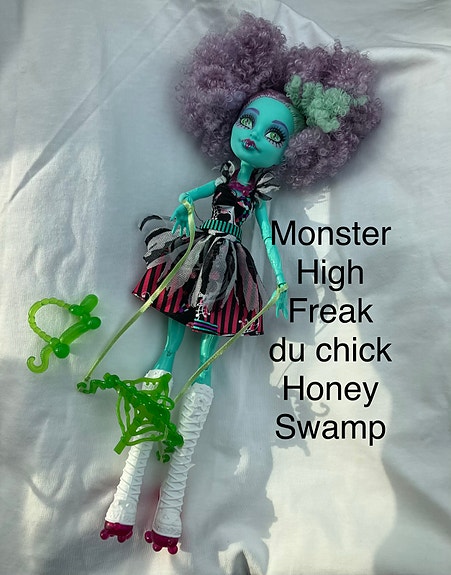 Monster high nukkeja ja tarvikkeita