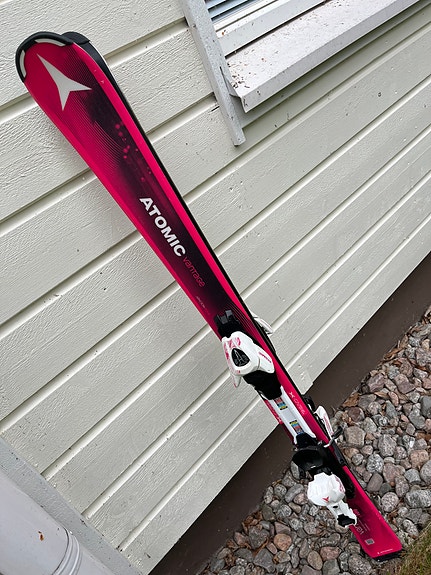 Atomic laskettelusukset 130cm ja sauvat