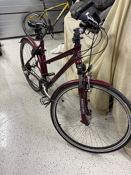 Nishiki naisten hybridipyörä 28" tummanpunainen