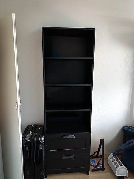 Musta IKEA:n Brimnes hylly