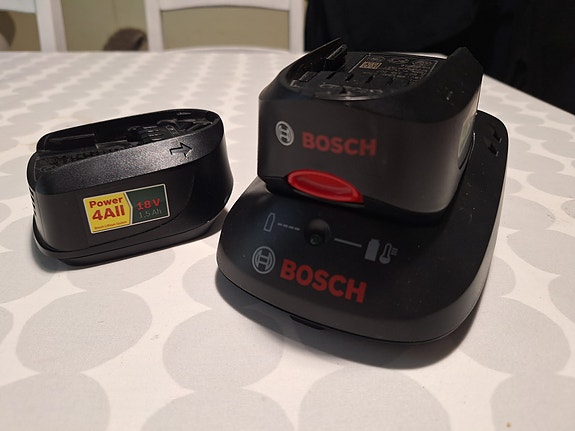 BOSCH 2x1,5Ah akut ja laturi