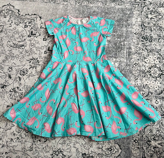 Kellohelmainen flamingo-mekko 122