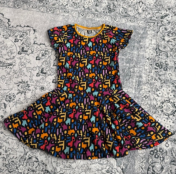 Kellohelmainen mekko 122