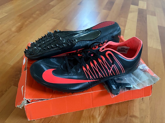 Nike piikkarit juoksuun koko 44,5 musta/punainen