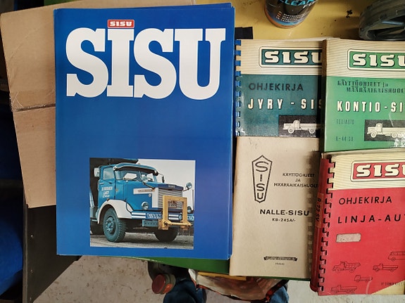 SISU kuorma-autojen  esitteitä