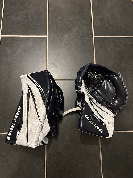 Bauer X5 jääkiekkomaalivahdin räpylä ja kilpi. Sr koko ja Left
