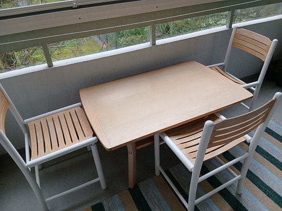 Myydään pöytä ja tuolit
