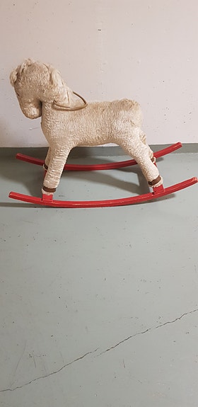 Vanha keinuhevonen