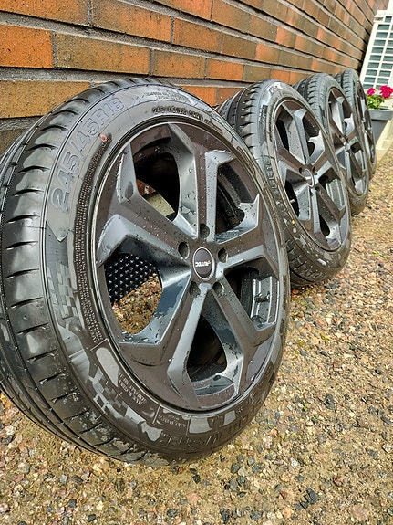 Myydään kesävanteet 245/45/18 5x120 renkailla