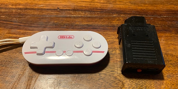8BitDo Zero ohjain + NES adapteri