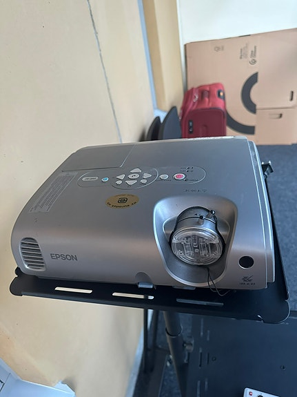 Epson EMP-82 -projektori + varalamppu