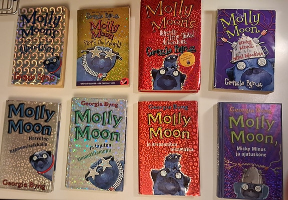 Lasten kirjoja englaniksi ja suomeksi 'Molly Moon'