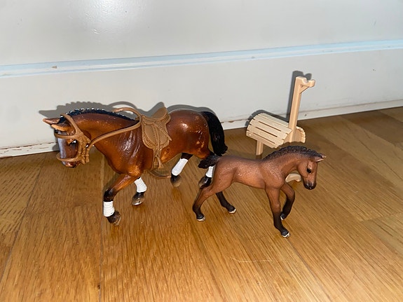 Schleich hevonen varusteineen ja ruskea varsa