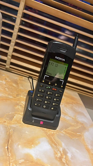 Nokia 880 sekä laturi ja pöytäteline