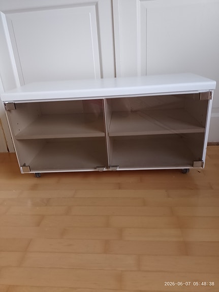 TV -taso lasiovilla ja pyörillä