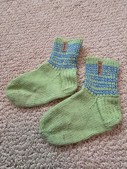 Villasukat pituus 19 cm eli kengän koko 30-31, sopivat noin 5-6 -vuotiaalle.