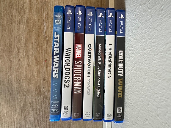 PS4 pelejä ja Star Wars IV-VI Blu-Ray leffat.
