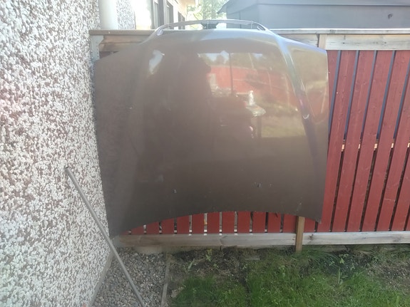 Auton konepelti ruskea Volvo v70 mk1