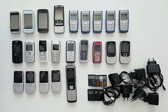 Nokia puhelimet 23kpl, akut 7kpl, laturit 6kpl