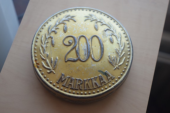 Fazerin Kultakaramelli-peltirasia 1920-luvulta