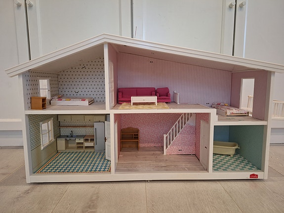 Lundby nukkekoti parvekkeella ja huonekaluilla