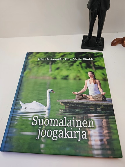 Heli Harjunpää ja Ulla-Maija Rönkä: Suomalainen joogakirja (Harjupatki & Räski)