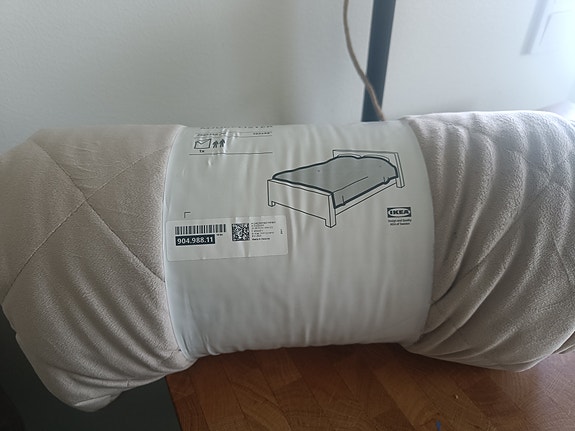 Ikean päiväpeitto beige