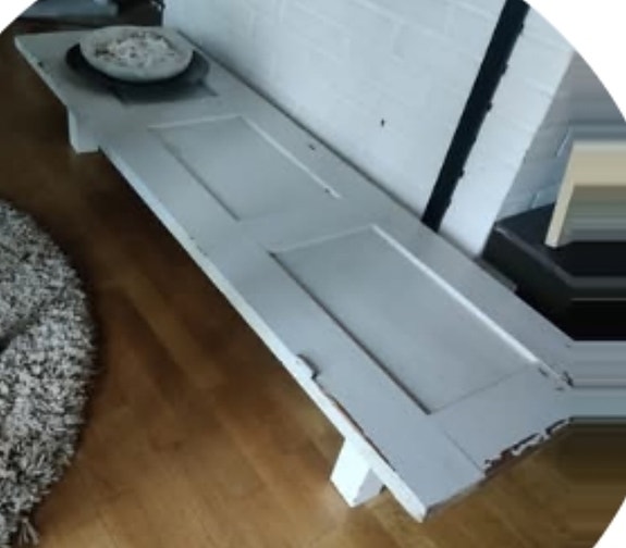 Vanhaan oveen tehty ihastuttava matala tukeva pöytä