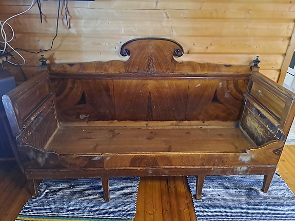 Sivusta vedettävä talonpoikaissohva