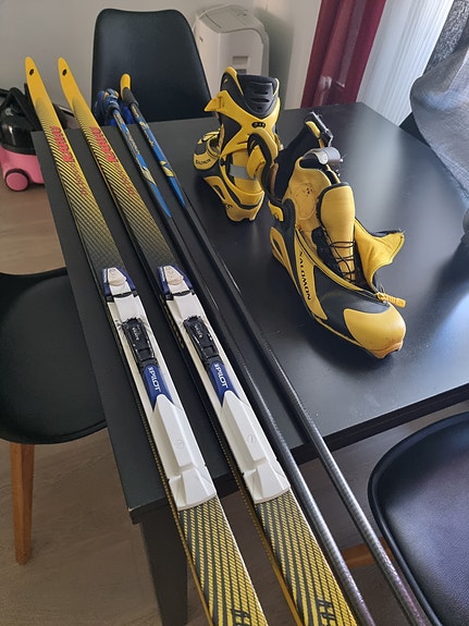 Karhu maastohiihtosukset ja monot