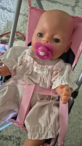 Baby Born nukke, rattaat ja vaatteita