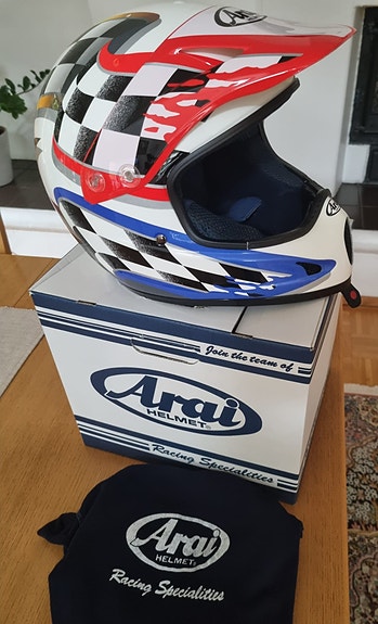 Arai kypärä valkoinen/sininen/punainen