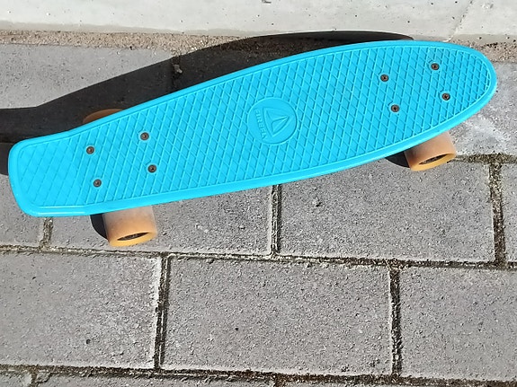 Sininen muovinen cruiser-lauta
