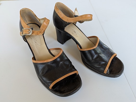 Retro peep-toe tolppakorko korkokengät mustaa ja kinuskin väriä koko 39