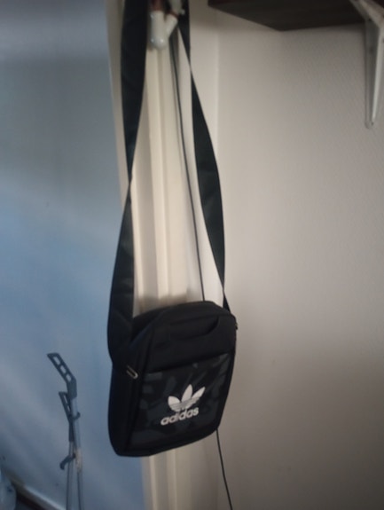 Pieni Adidas olkalaukku
