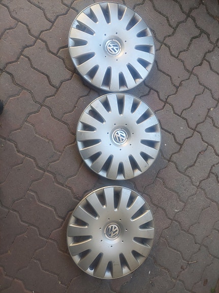 3 kpl 15 tuuman VW golfin pölykapselia.