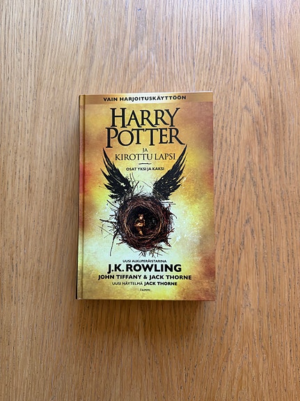 Harry Potter ja kirottu lapsi kirja suomeksi