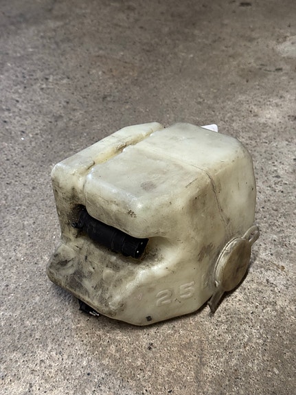 BMW tuulilasinpesunestesäiliö