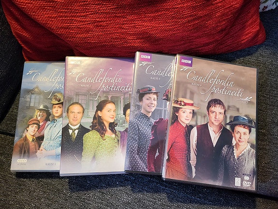 Myydään dvd-sarjoja