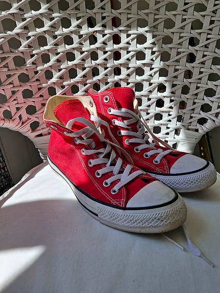 Punaiset converse tennarit