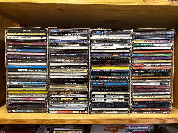 Noin 3600 musiikki CD :tä